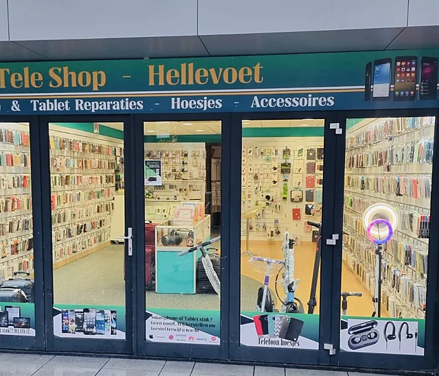De winkel van buiten: het groene bord met gouden letters Tele Shop - Hellevoet