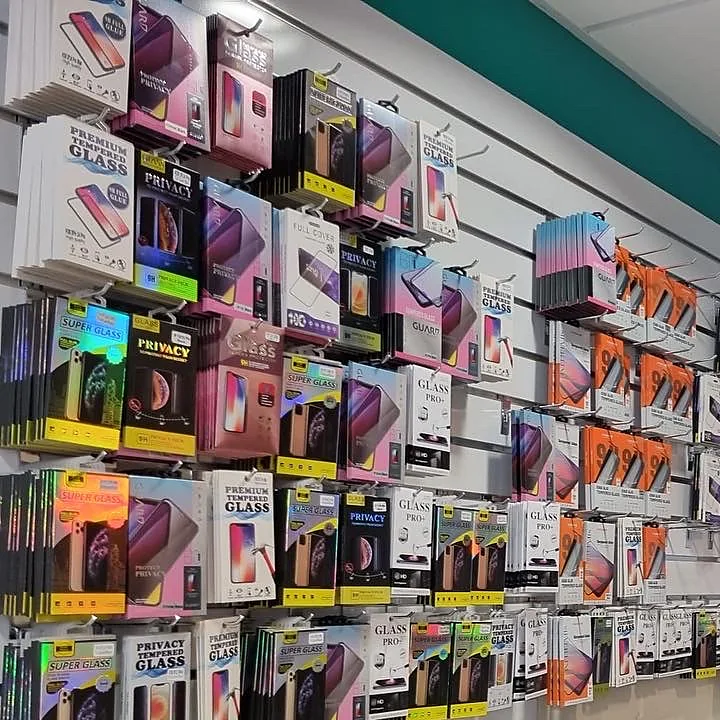 Screenprotectors van gehard glas en privacyglas aan de wand