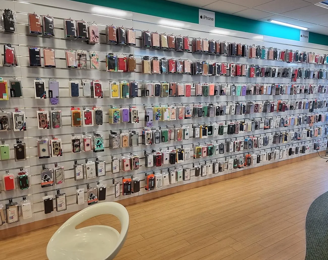 Een lange wand vol telefoonhoesjes in de winkel